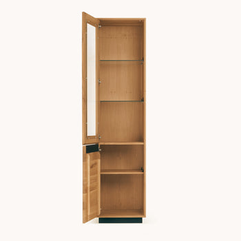 NordicStory_Vitrine_van_maciza_hout_duurzaam_eiken_kruk_voor_de_salon
