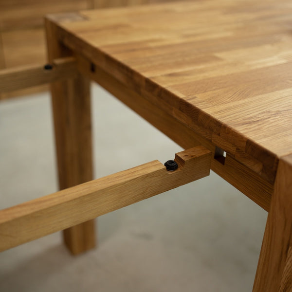 Uitschuifbare eettafel gemaakt van massief duurzaam eikenhout