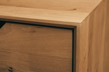 NordicStory_Vitrine_van_maciza_hout_duurzaam_eiken_kruk_voor_de_salon