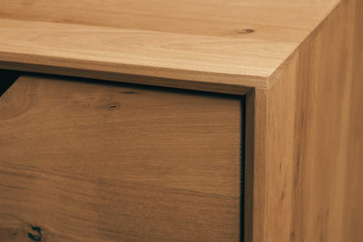 NordicStory_Vitrine_van_maciza_hout_duurzaam_eiken_kruk_voor_de_salon