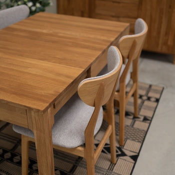 Veskor Set van 2 of 4 Maxwell massief eiken eetkamerstoelen, bekleed in eikengrijs.Winkel