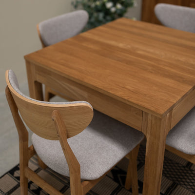 Veskor Set van 2 of 4 Maxwell massief eiken eetkamerstoelen, bekleed in eikengrijs.Winkel