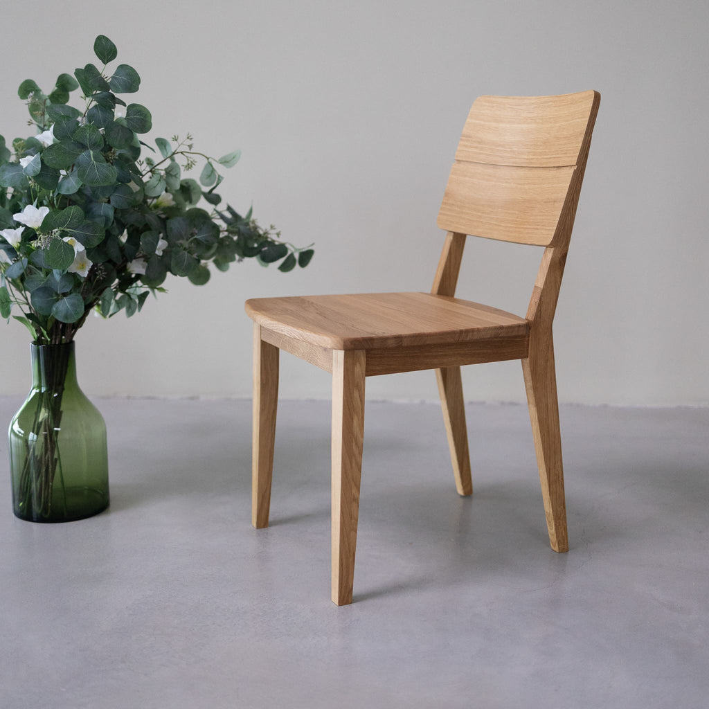 NordicStory Set massief eiken eetkamerstoelen uit de Mauritz collectie Scandinavisch meubilair met een modern eikenhouten ontwerp.