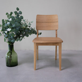 NordicStory Set massief eiken eetkamerstoelen uit de Mauritz collectie Scandinavisch meubilair met een modern eikenhouten ontwerp.