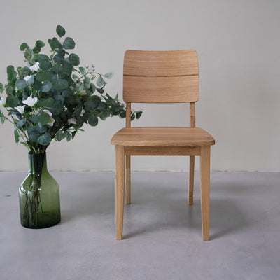 NordicStory Set massief eiken eetkamerstoelen uit de Mauritz collectie Scandinavisch meubilair met een modern eikenhouten ontwerp.