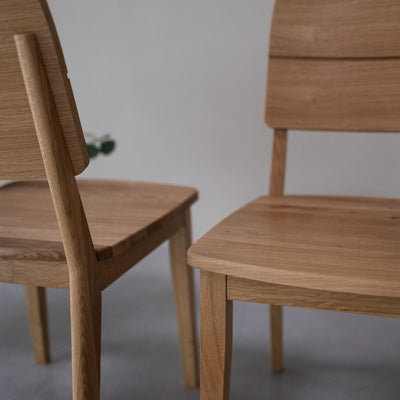 NordicStory Set massief eiken eetkamerstoelen uit de Mauritz collectie Scandinavisch meubilair met een modern eikenhouten ontwerp.