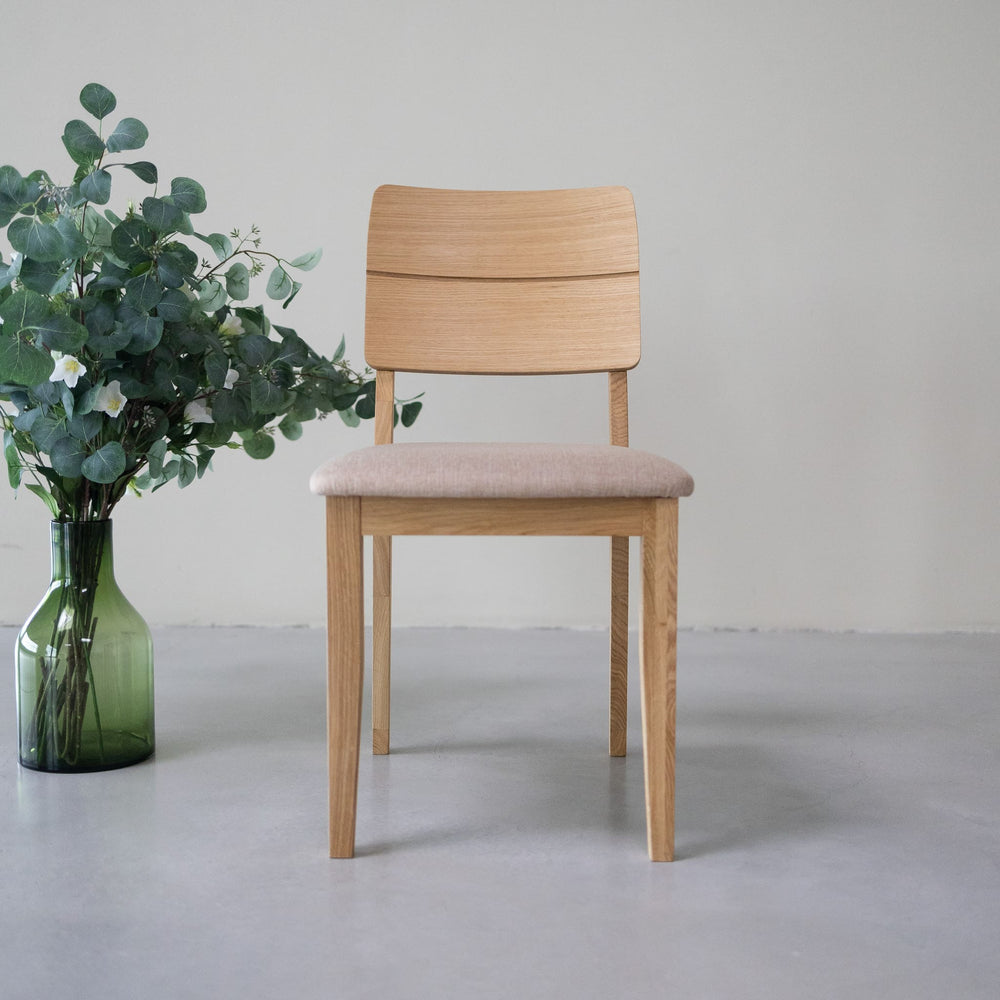 NordicStory Set gestoffeerde massief eiken eetkamerstoelen uit de Mauritz collectie Meubels in Scandinavisch beige met een modern ontwerp Eiken.