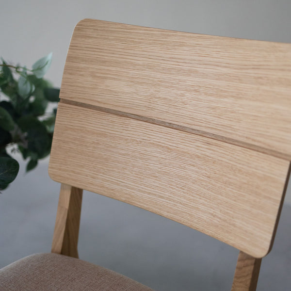 NordicStory Set gestoffeerde massief eiken eetkamerstoelen uit de Mauritz collectie Meubels in Scandinavisch beige met een modern ontwerp Eiken.