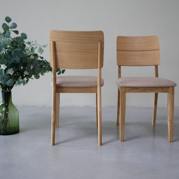 NordicStory Set gestoffeerde massief eiken eetkamerstoelen uit de Mauritz collectie Meubels in Scandinavisch beige met een modern ontwerp Eiken.
