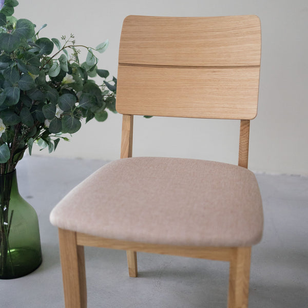 NordicStory Set gestoffeerde massief eiken eetkamerstoelen uit de Mauritz collectie Meubels in Scandinavisch beige met een modern ontwerp Eiken.