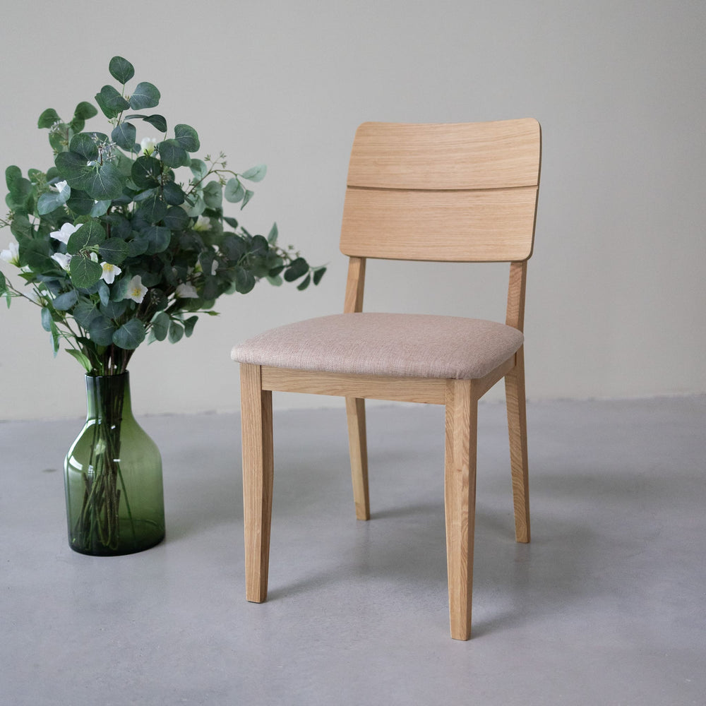NordicStory Set gestoffeerde massief eiken eetkamerstoelen uit de Mauritz collectie Meubels in Scandinavisch beige met een modern ontwerp Eiken.