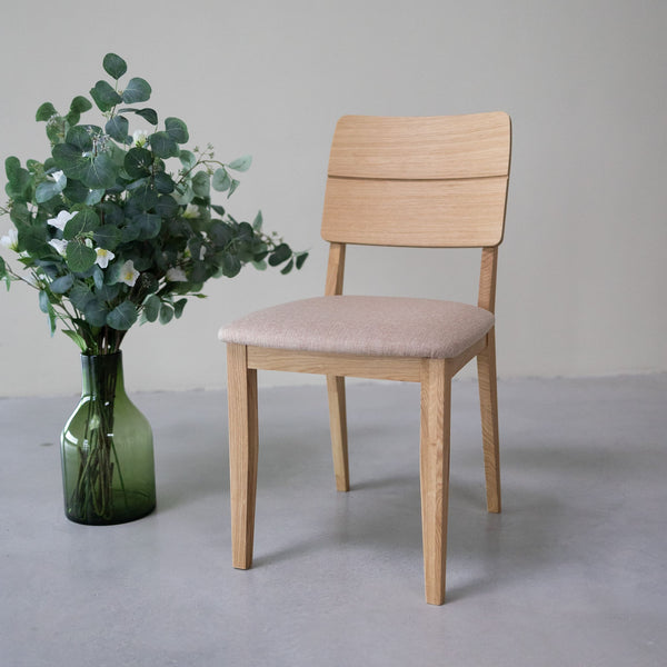NordicStory Set gestoffeerde massief eiken eetkamerstoelen uit de Mauritz collectie Meubels in Scandinavisch beige met een modern ontwerp Eiken.
