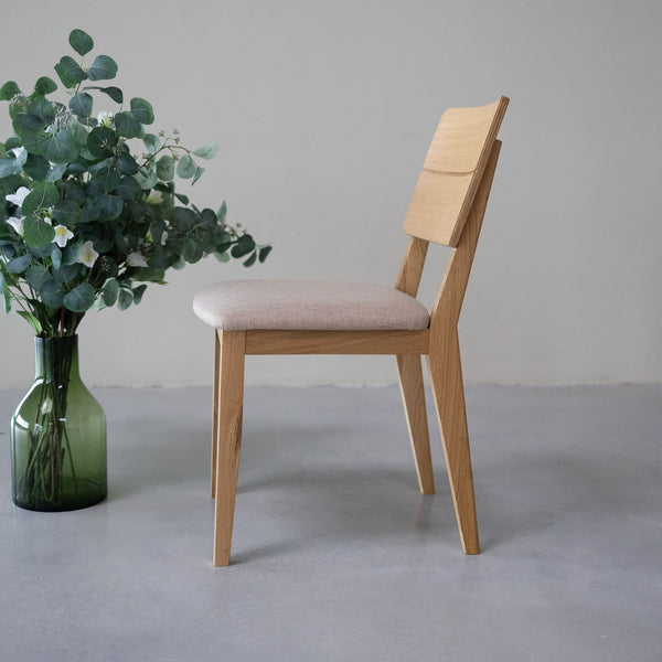 NordicStory Set gestoffeerde massief eiken eetkamerstoelen uit de Mauritz collectie Meubels in Scandinavisch beige met een modern ontwerp Eiken.