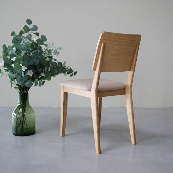 NordicStory Set gestoffeerde massief eiken eetkamerstoelen uit de Mauritz collectie Meubels in Scandinavisch beige met een modern ontwerp Eiken.