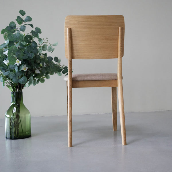 NordicStory Set gestoffeerde massief eiken eetkamerstoelen uit de Mauritz collectie Meubels in Scandinavisch beige met een modern ontwerp Eiken.