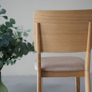 NordicStory Set gestoffeerde massief eiken eetkamerstoelen uit de Mauritz collectie Meubels in Scandinavisch beige met een modern ontwerp Eiken.