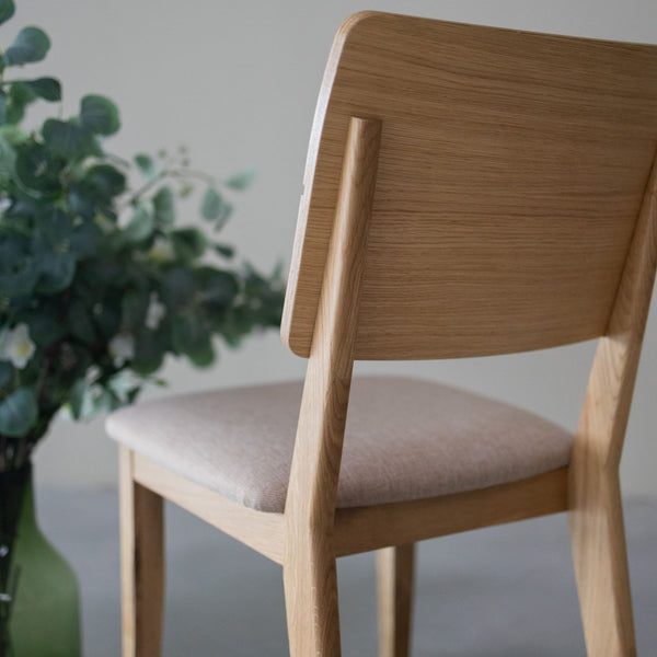 NordicStory Set gestoffeerde massief eiken eetkamerstoelen uit de Mauritz collectie Meubels in Scandinavisch beige met een modern ontwerp Eiken.