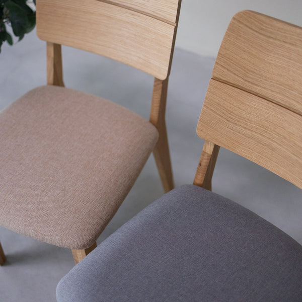 NordicStory Set gestoffeerde massief eiken eetkamerstoelen uit de Mauritz collectie Meubels in Scandinavisch beige met een modern ontwerp Eiken.