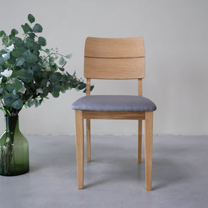 NordicStory Set gestoffeerde massief eiken eetkamerstoelen uit de Mauritz collectie Meubels in Scandinavisch grijze kleur met een modern ontwerp Eiken.