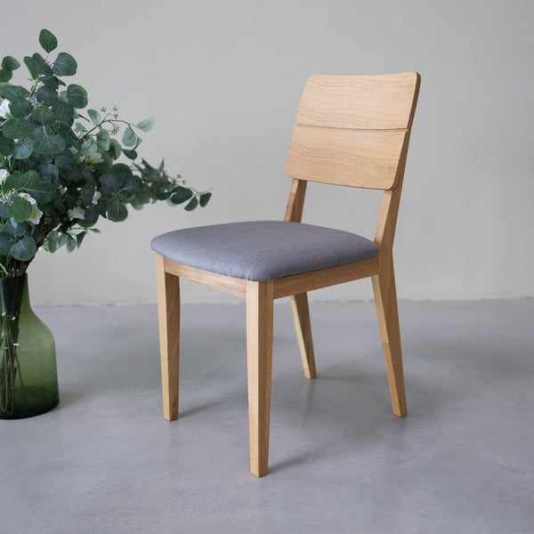 NordicStory Set gestoffeerde massief eiken eetkamerstoelen uit de Mauritz collectie Meubels in Scandinavisch grijze kleur met een modern ontwerp Eiken.