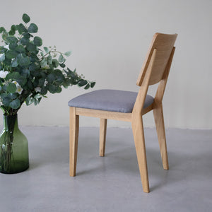 NordicStory Set gestoffeerde massief eiken eetkamerstoelen uit de Mauritz collectie Meubels in Scandinavisch grijze kleur met een modern ontwerp Eiken.