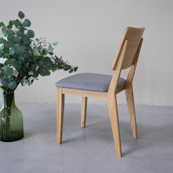 NordicStory Set gestoffeerde massief eiken eetkamerstoelen uit de Mauritz collectie Meubels in Scandinavisch grijze kleur met een modern ontwerp Eiken.