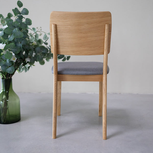 NordicStory Set gestoffeerde massief eiken eetkamerstoelen uit de Mauritz collectie Meubels in Scandinavisch grijze kleur met een modern ontwerp Eiken.
