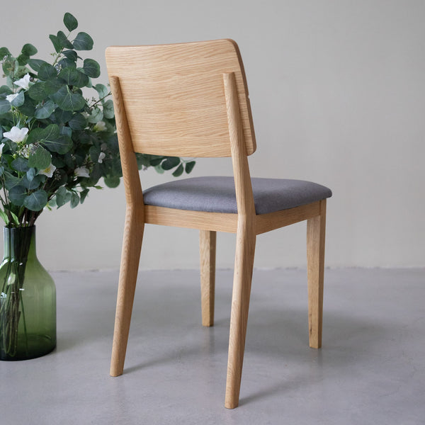 NordicStory Set gestoffeerde massief eiken eetkamerstoelen uit de Mauritz collectie Meubels in Scandinavisch grijze kleur met een modern ontwerp Eiken.