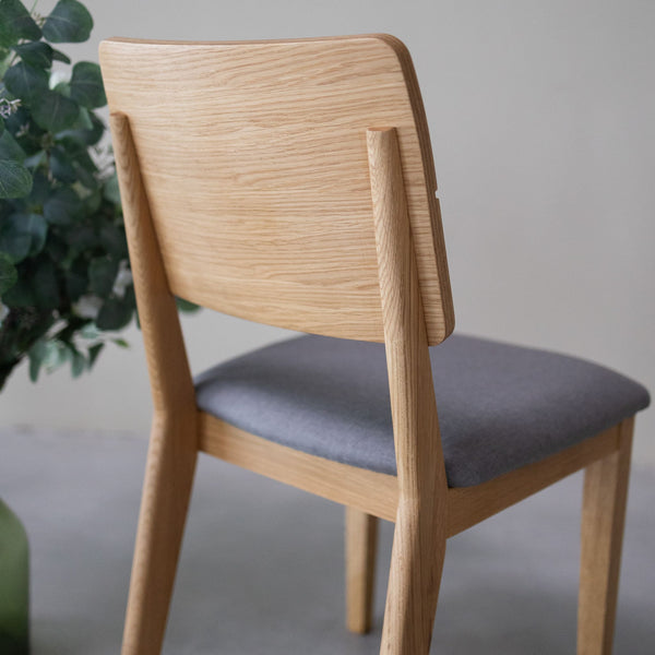 NordicStory Set gestoffeerde massief eiken eetkamerstoelen uit de Mauritz collectie Meubels in Scandinavisch grijze kleur met een modern ontwerp Eiken.