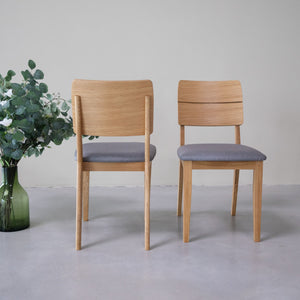 NordicStory Set gestoffeerde massief eiken eetkamerstoelen uit de Mauritz collectie Meubels in Scandinavisch grijze kleur met een modern ontwerp Eiken.