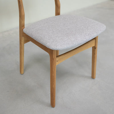 VESKOR Set van 2 of 4 massief eiken eetkamerstoelen Maxwell, bekleed in grijs