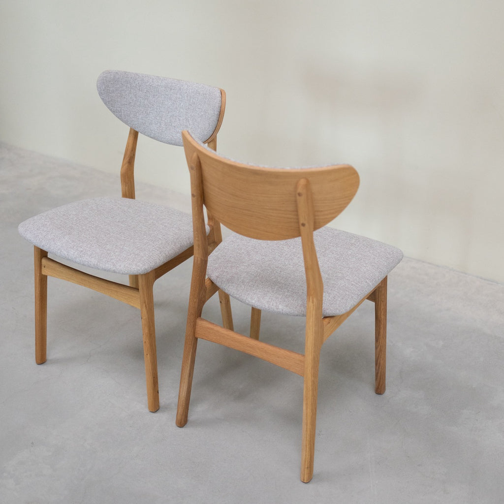 VESKOR Set van 2 of 4 massief eiken eetkamerstoelen Maxwell, bekleed in grijs