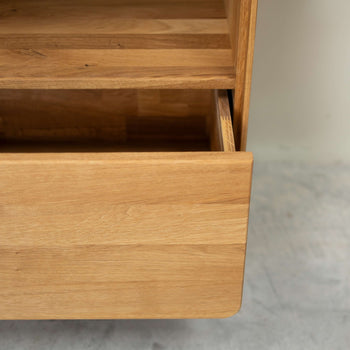 Eiken.Store eiken massief houten vitrinekast