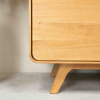 Eiken.Store eiken massief houten vitrinekast