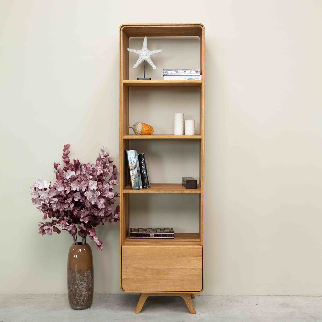Eiken.Store eiken massief houten vitrinekast