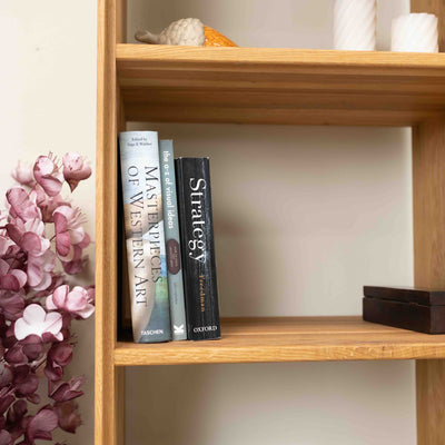 Eiken.Store eiken massief houten vitrinekast