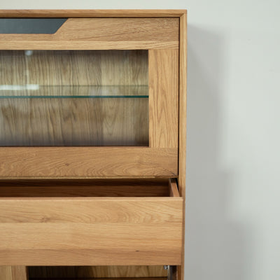 NordicStory Bremen 3 eiken massief houten vitrinekast, 124 x 38 x 134 cm.