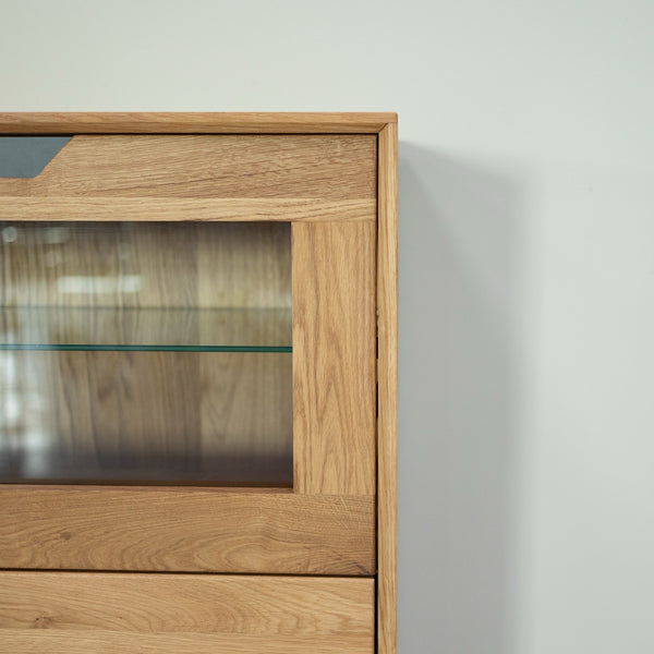 NordicStory Bremen 3 eiken massief houten vitrinekast, 124 x 38 x 134 cm.
