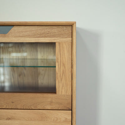NordicStory Bremen 3 eiken massief houten vitrinekast, 124 x 38 x 134 cm.