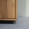 NordicStory Bremen 3 eiken massief houten vitrinekast, 124 x 38 x 134 cm.