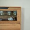NordicStory Bremen 3 eiken massief houten vitrinekast, 124 x 38 x 134 cm.