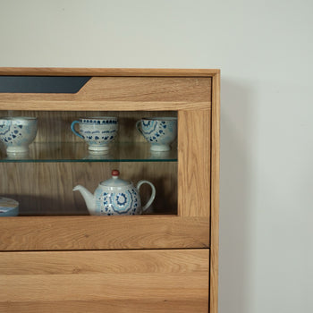 NordicStory Bremen 3 eiken massief houten vitrinekast, 124 x 38 x 134 cm.