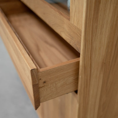 NordicStory Bremen 3 eiken massief houten vitrinekast, 124 x 38 x 134 cm.