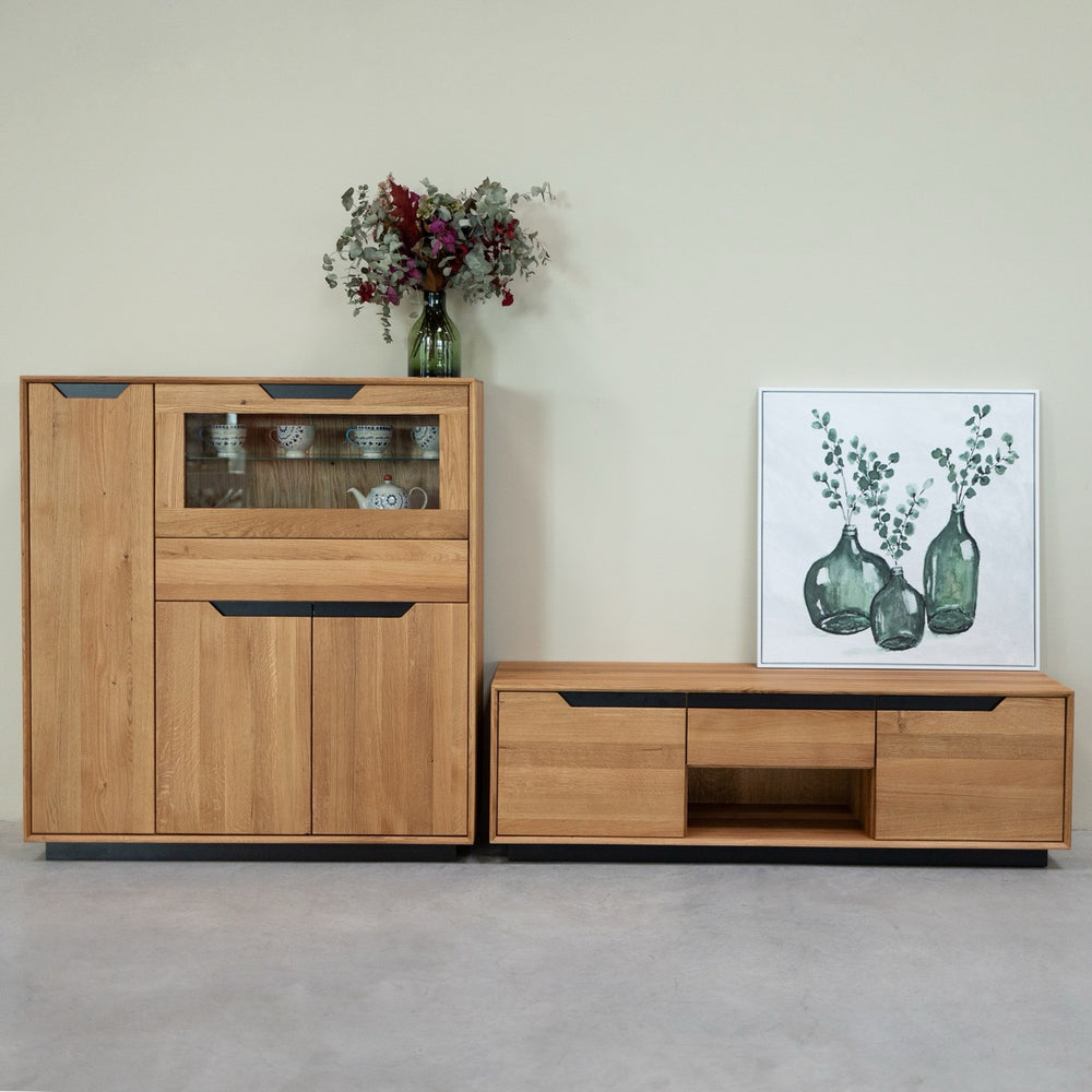 NordicStory Bremen 3 eiken massief houten vitrinekast, 124 x 38 x 134 cm.