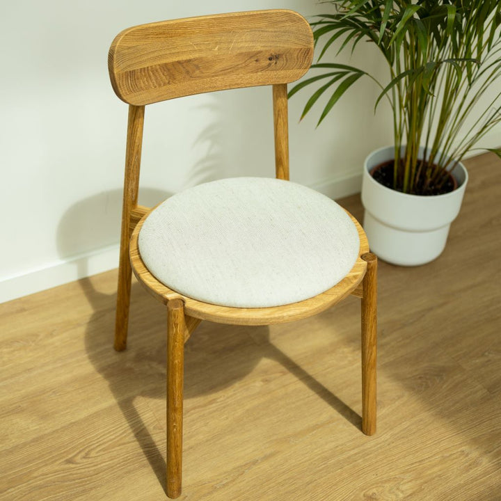 kleine houten stoel