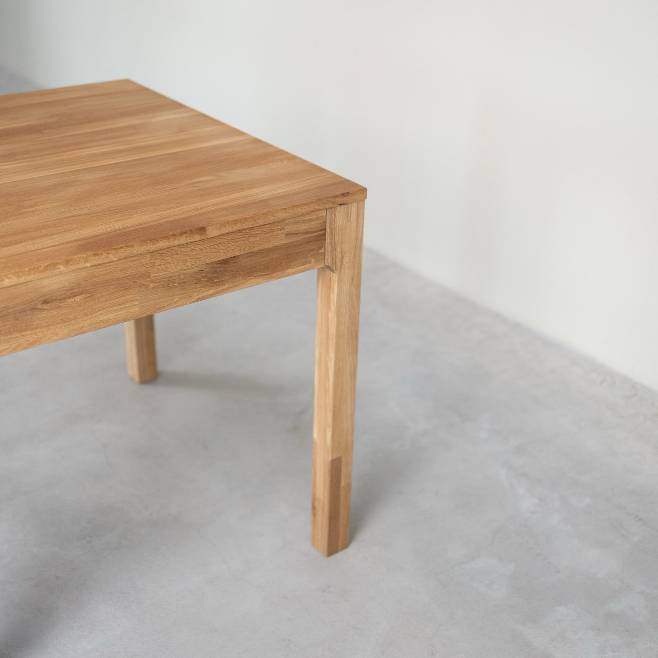 Rechthoekige eetkamertafel SKANDI, uitschuifbare tafel, grootte: 120-160 x 80 x 78 cm, woonkamertafel kleur: Halifax, met houten poten in de kleur wit Rechthoekige eetkamertafel SKANDI, uitschuifbare tafel, grootte: 120-160 x 80 x 78 cm, woonkamertafel kleur: Halifax, met houten poten in de kleur wit