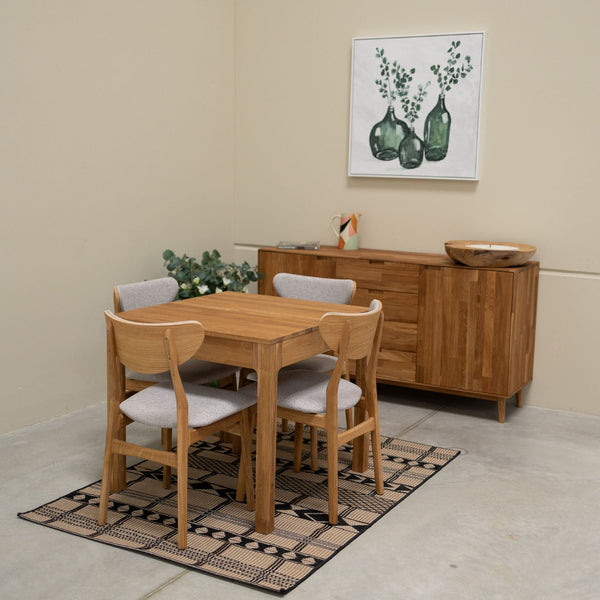 Set van 2 of 4 Maxwell massief eiken eetkamerstoelen, bekleed in grijs | VESKOR