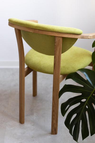 Set van 2 of 4 Alexis eetkamerstoelen, frame van massief eiken, bekleding in levend groen | NordicStory