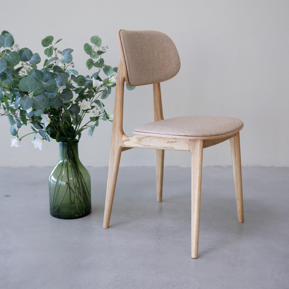 Set van 2 of 4 Varde eetkamerstoelen, frame massief eiken, bekleding