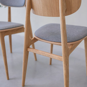Set van 2 of 4 Varde eetkamerstoelen, frame massief eiken, bekleding | NordicStory